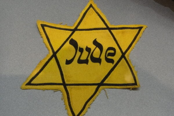 Antisemitismus: Nazis zwangen Jüdinnen und Juden, den gelben Stern zu tragen