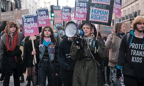 Demonstration für echte Gleichbehandlung für Transmenschen und ein Ende transphober Gewalt in London, Januar 2023
