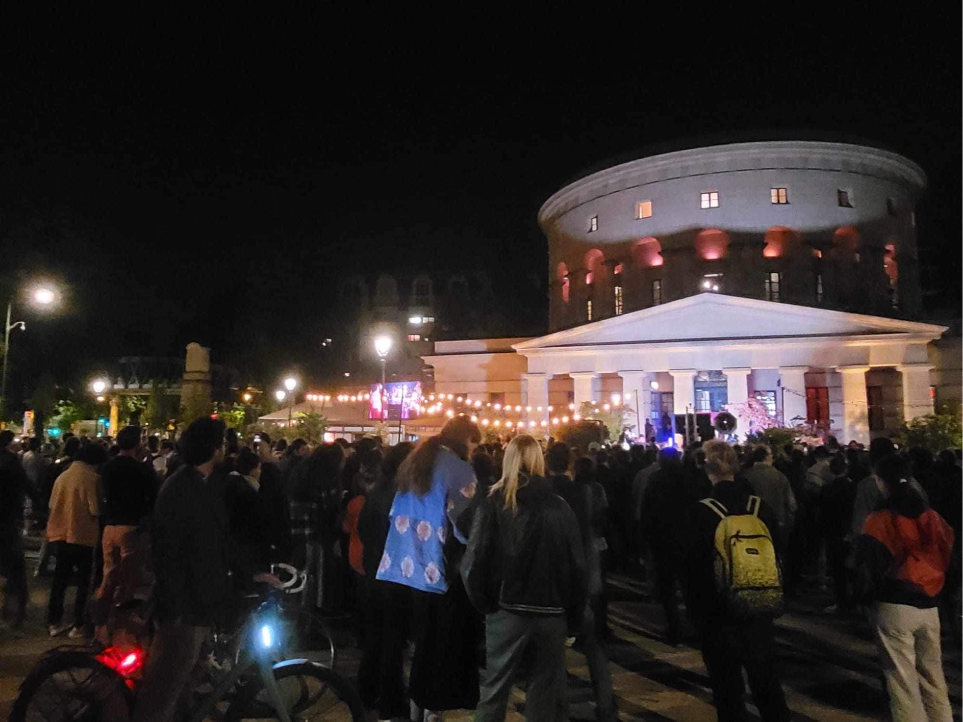 Nachdem Macron Neuwahlen ausgerufen hatte, demonstrierten viele in Paris spontan gegen den RN