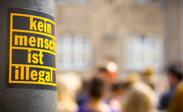 Nach dem schrecklichen Messerangriff in Solingen versucht die AfD, die Morde für ihre rassistische Hetze auszunutzen.