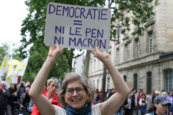 Frau protestiert gegen Macron und Le Pen