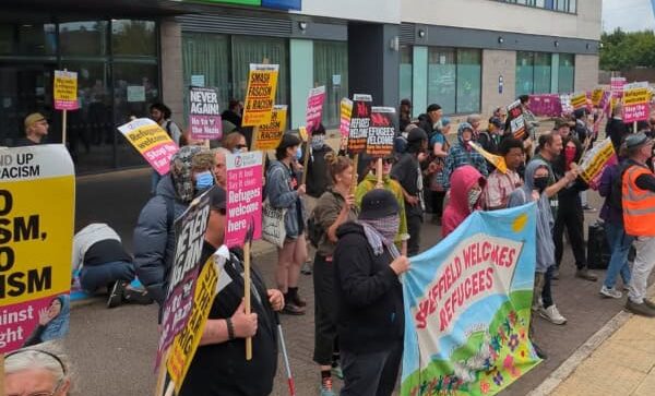 Antirassisten versuchten, die Geflüchtetenunterkunft gegen die Faschisten zu verteidigen, mussten aber den Rückzug antreten.