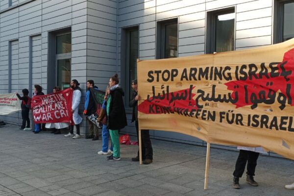 Pflegekräfte demonstrieren vor der Charité gegen Angriffe auf die Gesundheitsversorgung in Gaza