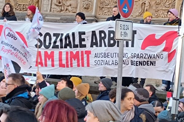 Menschen protestieren gegen Kürzungen, die der Berliner Senat plant