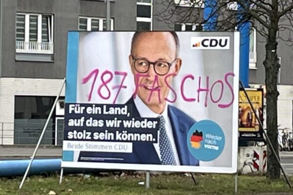 Jemand hat "187 Faschos" auf ein Wahlplakat von Friedrich Merz gesprüht
