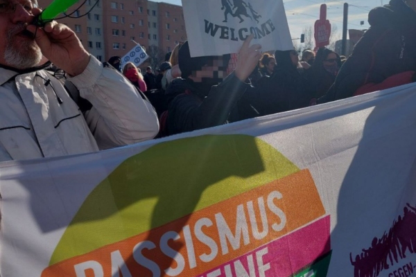 Etwa 600 Menschen haben an einem breiten Protest gegen den Wahlkampfabschluss der Berliner AfD in Hohenschönhausen teilgenommen, der in Form einer Kundgebung gefeiert werden sollte.
