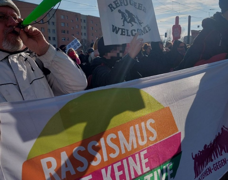 Etwa 600 Menschen haben an einem breiten Protest gegen den Wahlkampfabschluss der Berliner AfD in Hohenschönhausen teilgenommen, der in Form einer Kundgebung gefeiert werden sollte.