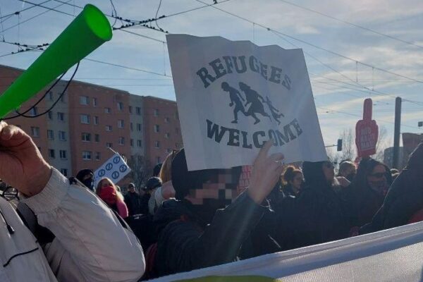 Etwa 600 Menschen haben an einem breiten Protest gegen den Wahlkampfabschluss der Berliner AfD in Hohenschönhausen teilgenommen, der in Form einer Kundgebung gefeiert werden sollte.