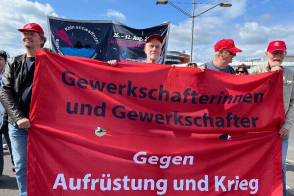 Der Rüstungskonzern Rheinmetall will zukünftig am Standort des Autozulieferers Pierburg in Berlin Mitte Waffenteile produzieren. Dagegen haben am 10. Mai 1500 Personen demonstriert.