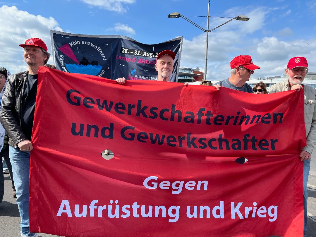 Der Rüstungskonzern Rheinmetall will zukünftig am Standort des Autozulieferers Pierburg in Berlin Mitte Waffenteile produzieren. Dagegen haben am 10. Mai 1500 Personen demonstriert.