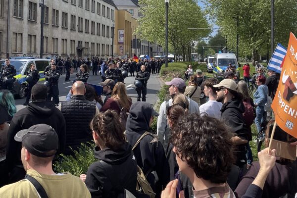 Die »Gemeinsam für Deutschland«-Aufmärsche seit Ende März sehen sich bundesweit Protesten gegenüber. Hier in Frankfurt am Main.