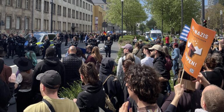 Die »Gemeinsam für Deutschland«-Aufmärsche seit Ende März sehen sich bundesweit Protesten gegenüber. Hier in Frankfurt am Main.