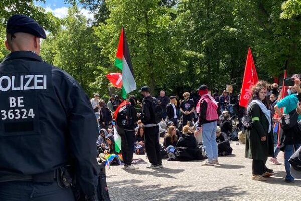 Demo gegen rechte Kundgebung in Berlin