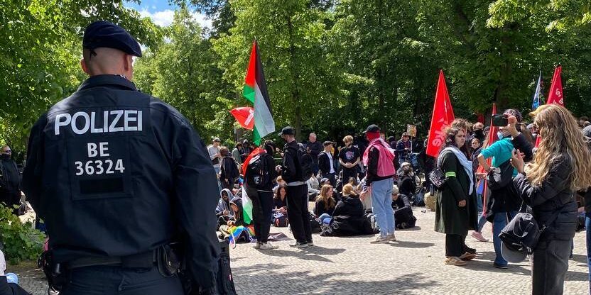 Demo gegen rechte Kundgebung in Berlin