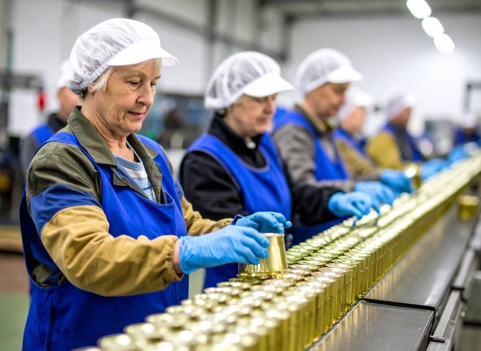 Rentner:innen arbeiten in einer Fabrik.