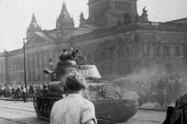 In Folge des 17. Juni rollen Panzer durch Berlin und Schlagen den Aufstand brutal nieder.