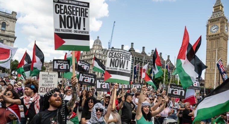Demo gegen Israels Angriff auf den Iran in London