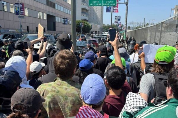Menschen protestieren in den Straßen von L. A.
