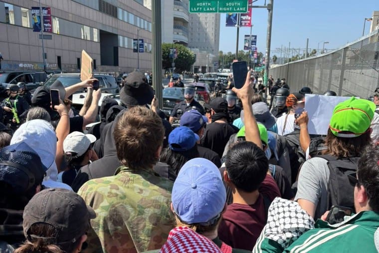 Menschen protestieren in den Straßen von L. A.