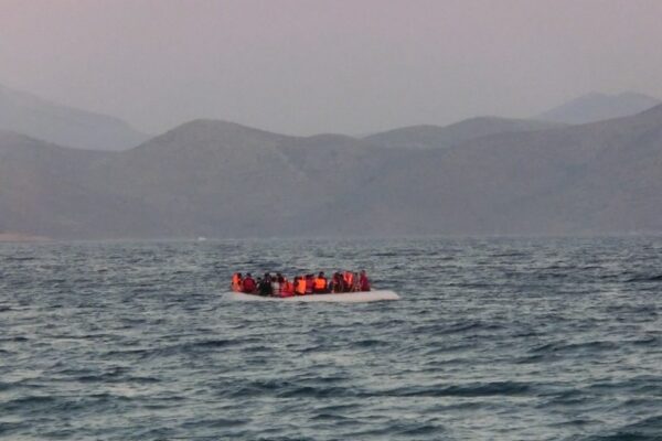 Flüchtende Menschen in einem Schlauchboot