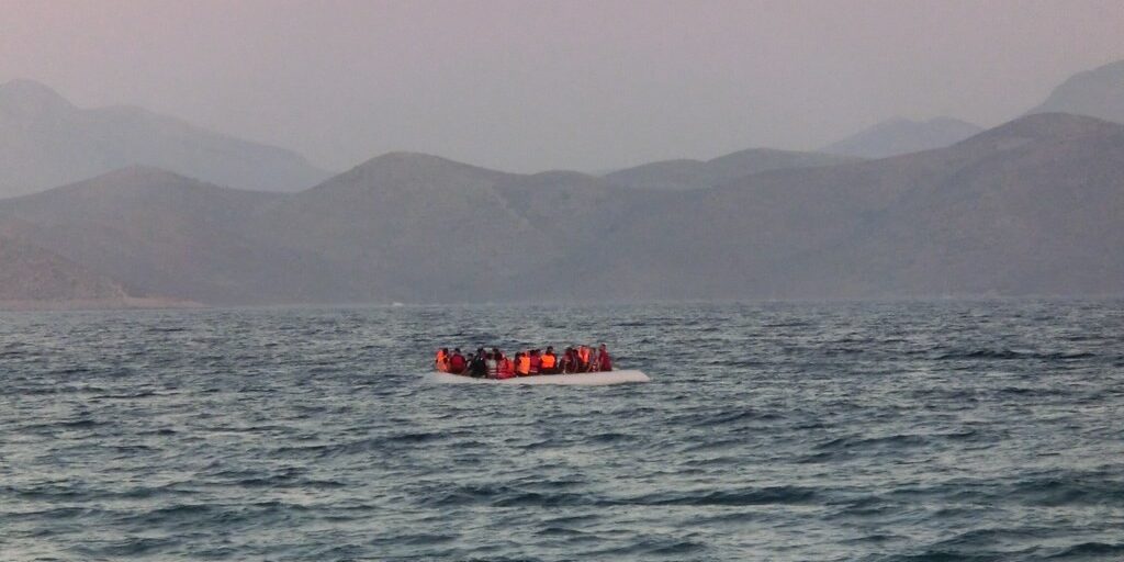 Flüchtende Menschen in einem Schlauchboot