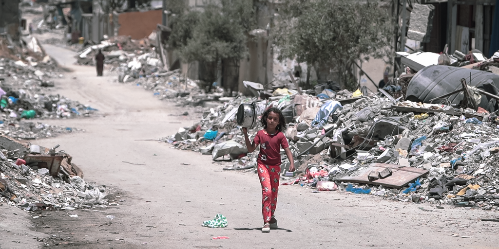 Ein Mädchen geht während des Gaza-Israel-Krieges durch Gaza, um Lebensmittel zu holen