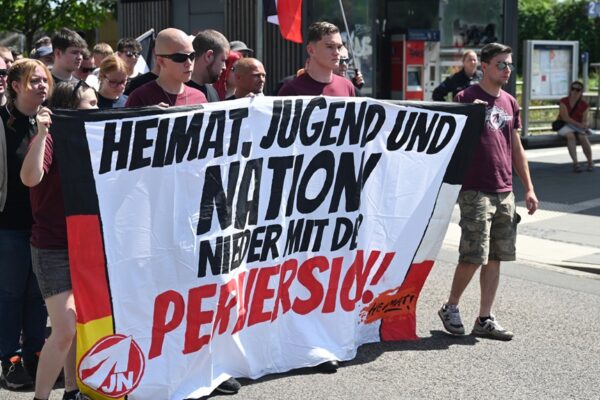 Junge Nazis demonstrieren gegen den CSD in Wittenberg