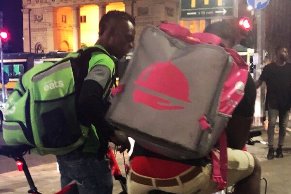 Auf einer Veranstaltung berichten Beschäftigte von ihren Kämpfen gegen die Ausbeutungsmethoden der Lieferdienste.