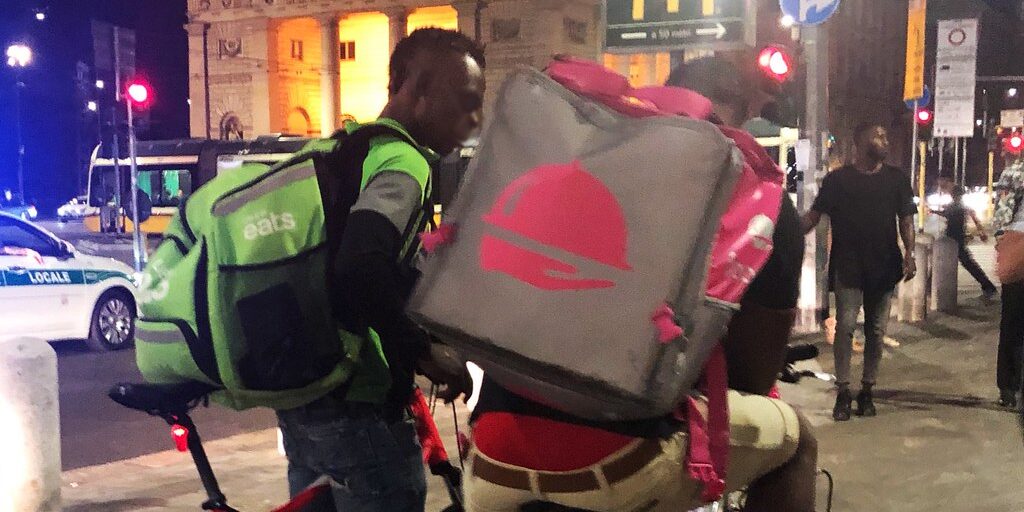 Auf einer Veranstaltung berichten Beschäftigte von ihren Kämpfen gegen die Ausbeutungsmethoden der Lieferdienste.