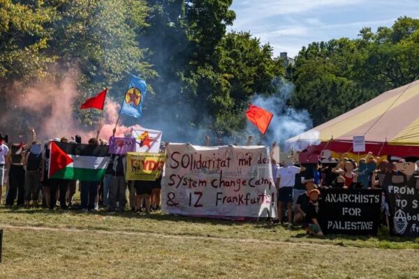 Solidaritätsfoto des Rheinmetall Entwaffnen Camps mit dem IZ in Frankfurt, das von einem Brandanschlag und einer Räumung durch die Stadt bedroht ist.