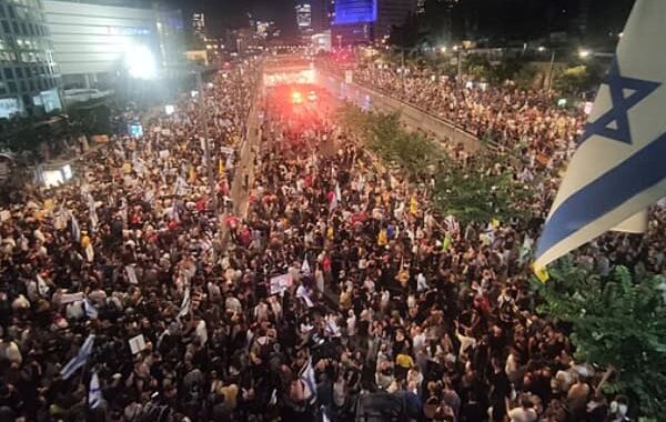 Bei den größten Protesten gegen Benjamin Netanyahu seit dem 7. Oktober 2023 sollen etwa 500.000 Menschen in Tel Aviv auf den Straßen gewesen sein. Am Sonntag, dem 17. August, kam es in Israel zu Massenprotesten, weil es der Regierung nicht gelungen ist, die Freilassung von rund 50 Geiseln zu erreichen, die derzeit von der Hamas festgehalten werden.