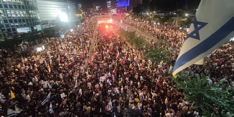 Bei den größten Protesten gegen Benjamin Netanyahu seit dem 7. Oktober 2023 sollen etwa 500.000 Menschen in Tel Aviv auf den Straßen gewesen sein. Am Sonntag, dem 17. August, kam es in Israel zu Massenprotesten, weil es der Regierung nicht gelungen ist, die Freilassung von rund 50 Geiseln zu erreichen, die derzeit von der Hamas festgehalten werden.