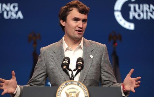 Rechtsradikaler Aktivist Charlie Kirk spricht auf einer Veranstaltung der extrem rechten Organisation Turning Point US.