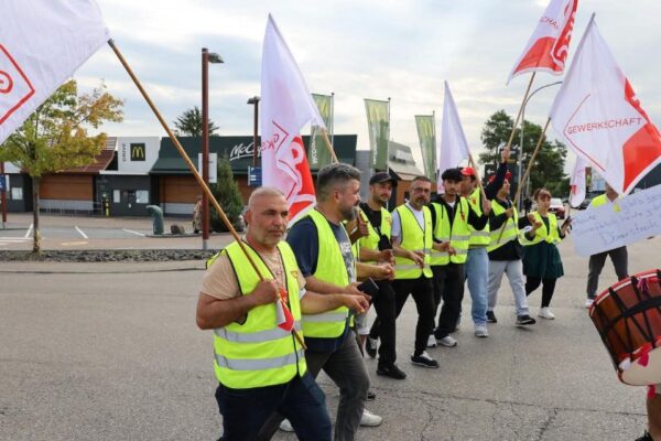 Birtat-Beschäftigte tanzen bei ihrem Warnstreik zur Forderung eines Tarifvertrages.