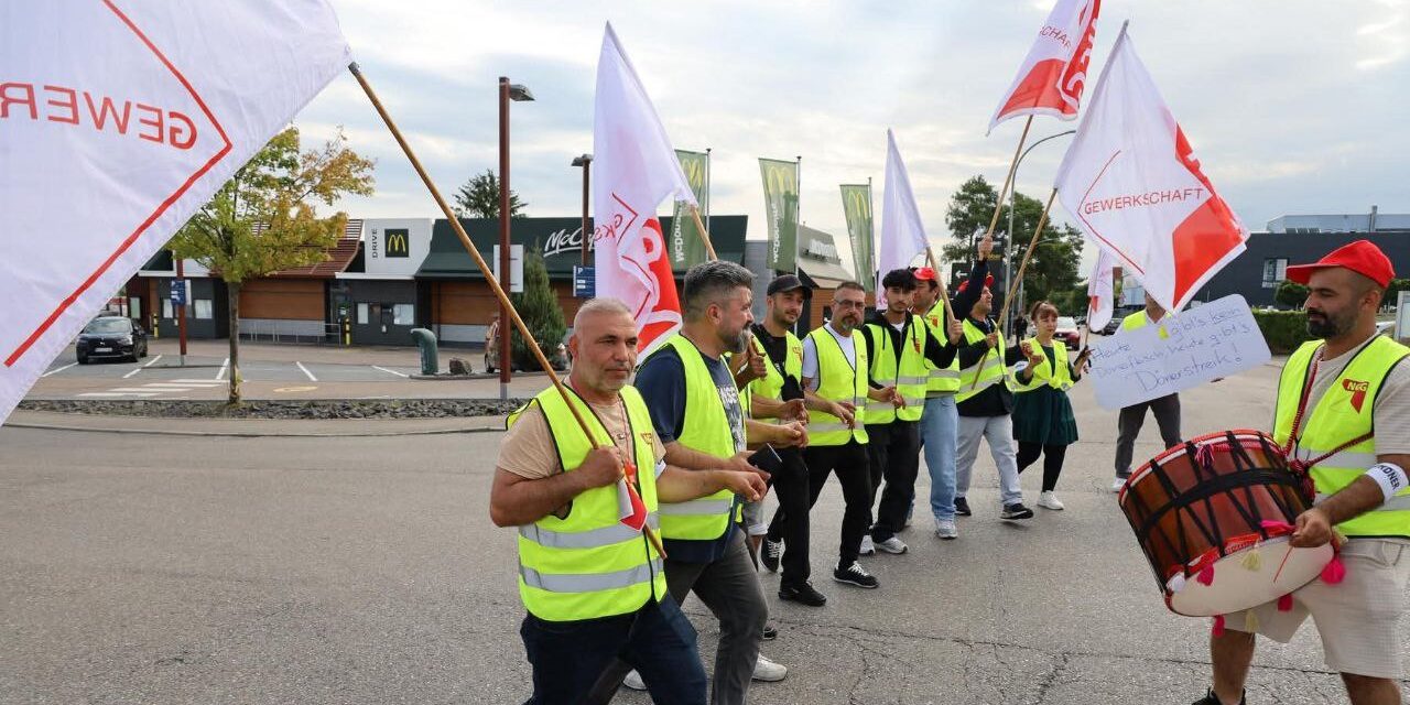 Birtat-Beschäftigte tanzen bei ihrem Warnstreik zur Forderung eines Tarifvertrages.