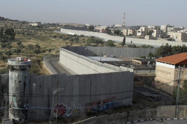 Symbol für die Apartheid: Acht Meter hohe Mauer trennt die Palästinenser von ihrem Land.