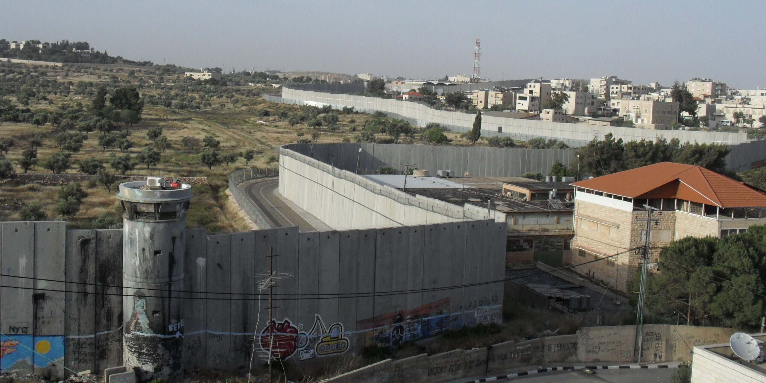 Symbol für die Apartheid: Acht Meter hohe Mauer trennt die Palästinenser von ihrem Land.