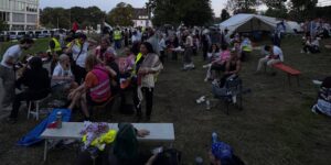 »Shut Elbit Down« Protestcamp in Ulm: Aktivist:innen diskutieren über die Rolle, die Waffensysteme von Elbit überall auf der Welt spielen.