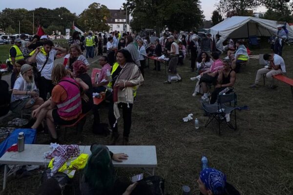 »Shut Elbit Down« Protestcamp in Ulm: Aktivist:innen diskutieren über die Rolle, die Waffensysteme von Elbit überall auf der Welt spielen.