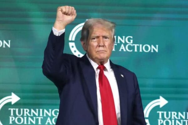 Donald Trump spricht bei einer Veranstaltung von Turning Point, einer Organisation, die Charlie Kirk in den USA gegründet hat