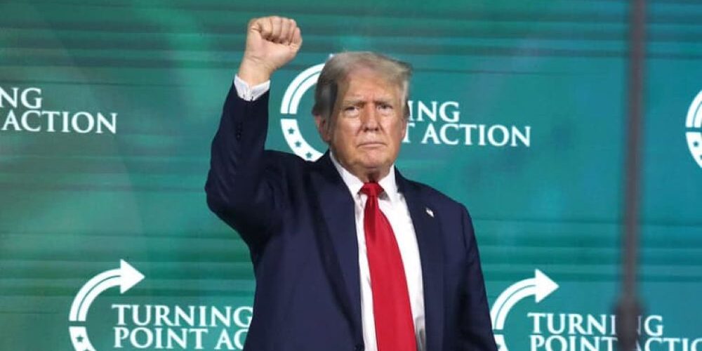 Donald Trump spricht bei einer Veranstaltung von Turning Point, einer Organisation, die Charlie Kirk in den USA gegründet hat