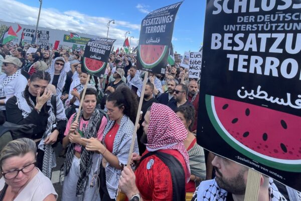 An die 30.000 demonstrierten am 30. August auf den Straßen von Frankfurt. Aufgerufen hatte ein Bündnis im Rahmen der Initiative United4Gaza.