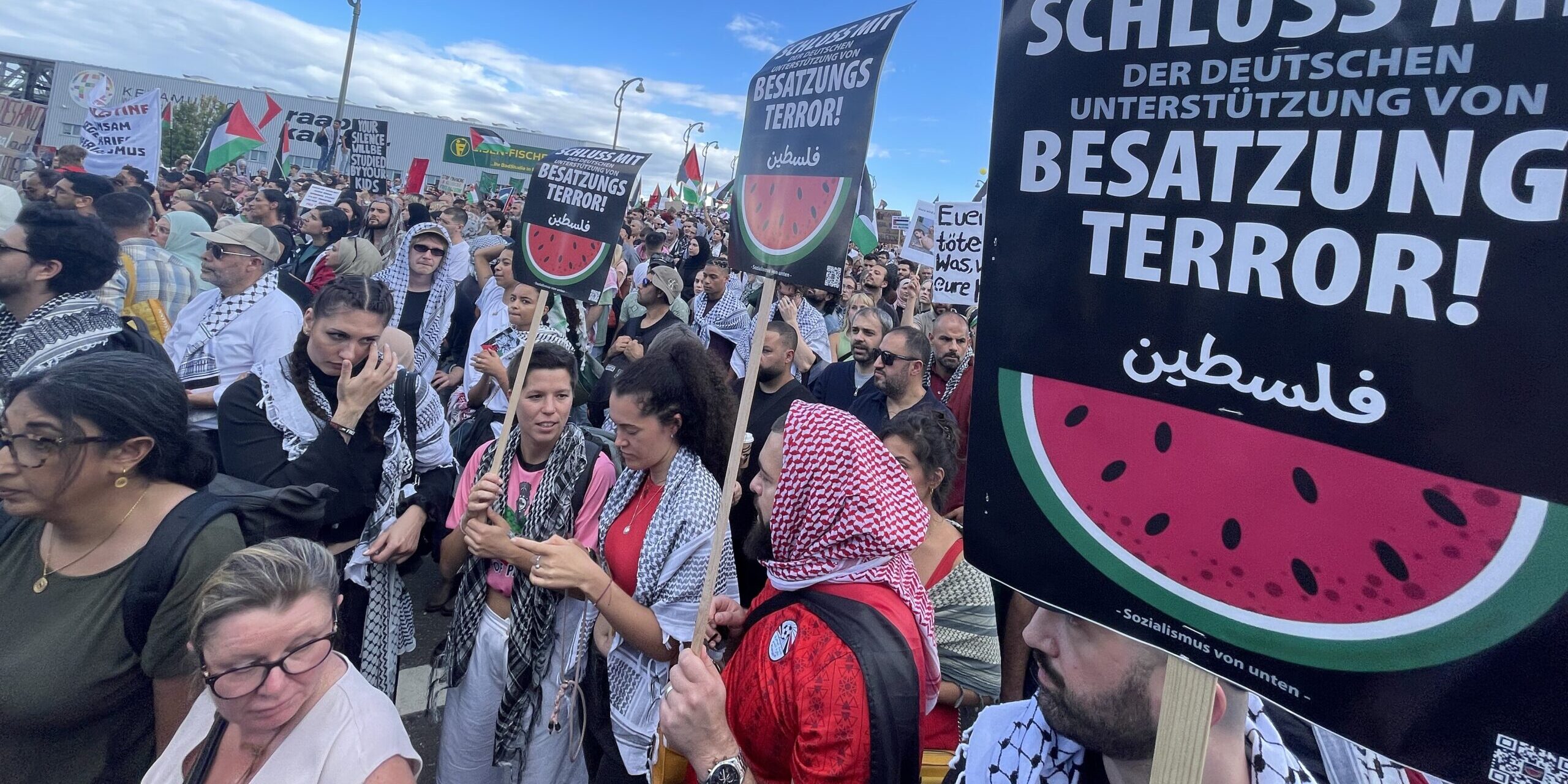 An die 30.000 demonstrierten am 30. August auf den Straßen von Frankfurt. Aufgerufen hatte ein Bündnis im Rahmen der Initiative United4Gaza.