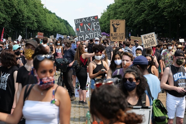 BlackLivesMatter Kundgebung auf der Straße des 17. Juni am Großen Stern in Berlin am 27. Juni 2020.