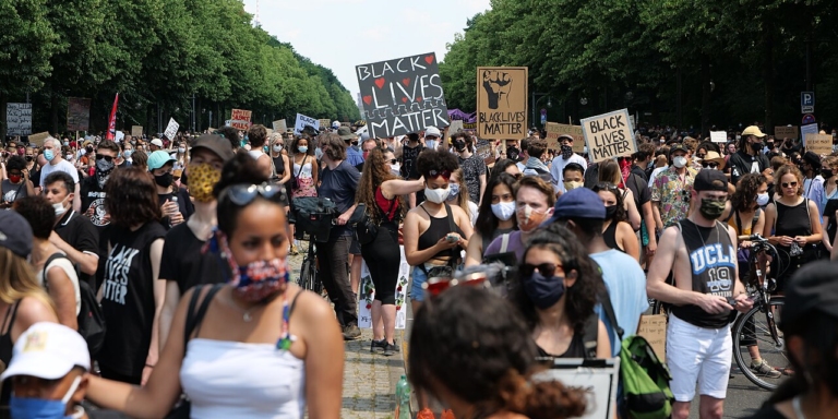 BlackLivesMatter Kundgebung auf der Straße des 17. Juni am Großen Stern in Berlin am 27. Juni 2020.