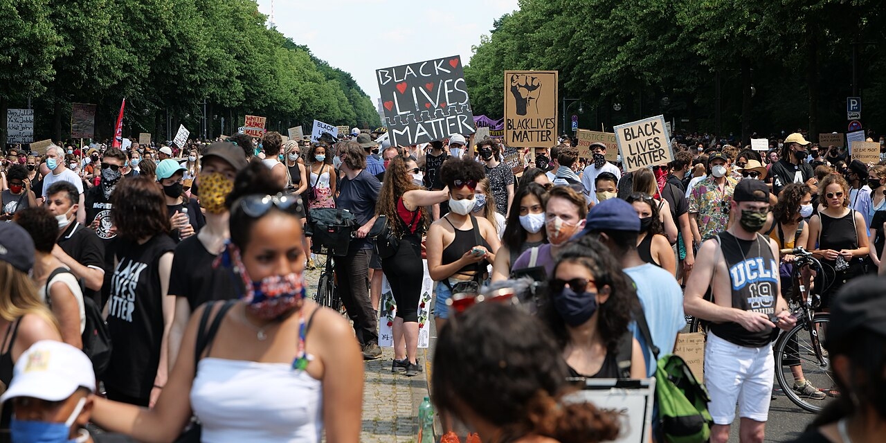BlackLivesMatter Kundgebung auf der Straße des 17. Juni am Großen Stern in Berlin am 27. Juni 2020.