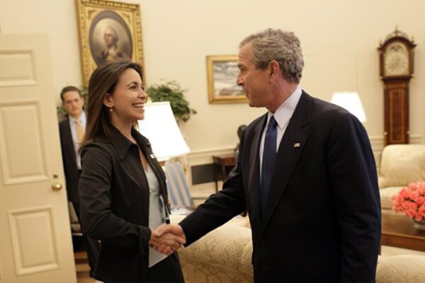 María Corina suchte schon 2005 die Nähe der US-Präsidenten. Hier Mit Goerge W. Bush im Oval Office, Washington DC.