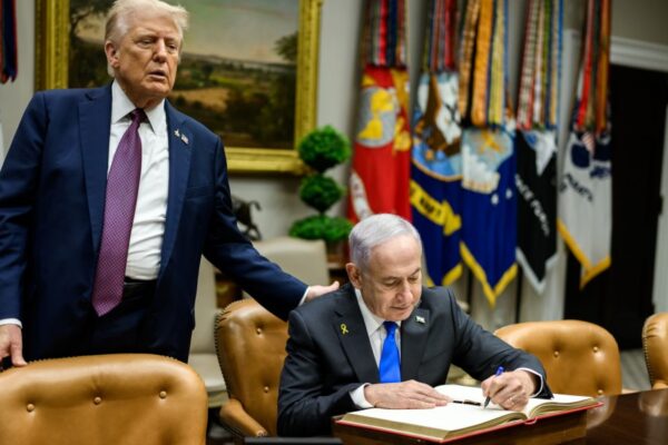 Netanjahu unterzeichnet Trumps Friedensplan für einen Waffenstillstand