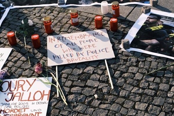Schilder auf Protest gegen Polizeigewalt