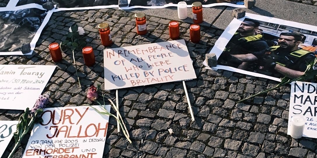 Schilder auf Protest gegen Polizeigewalt